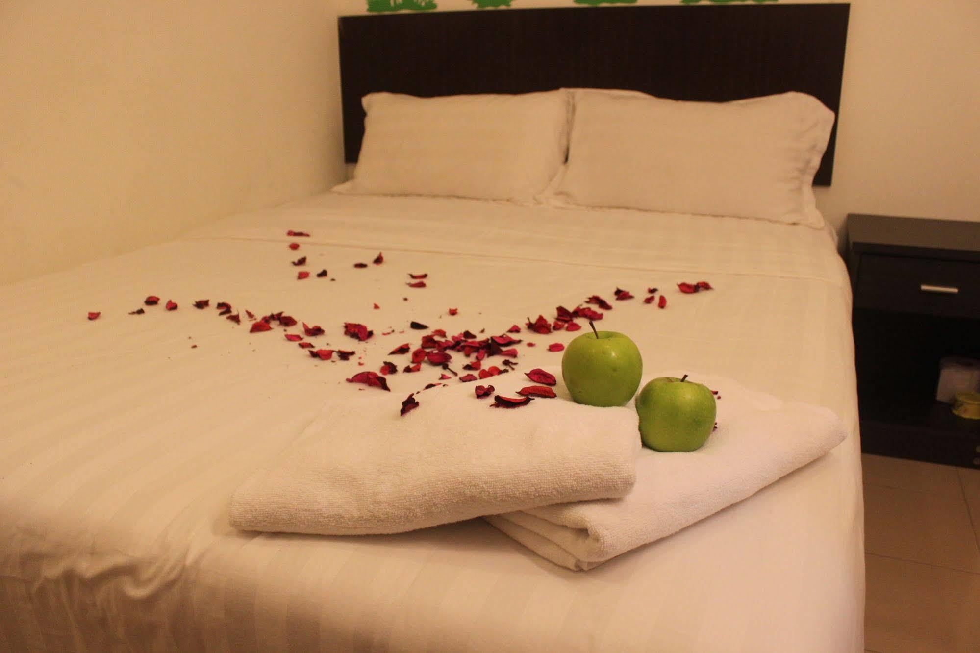Apple 1 Hotel Budget Gelugor Esterno foto