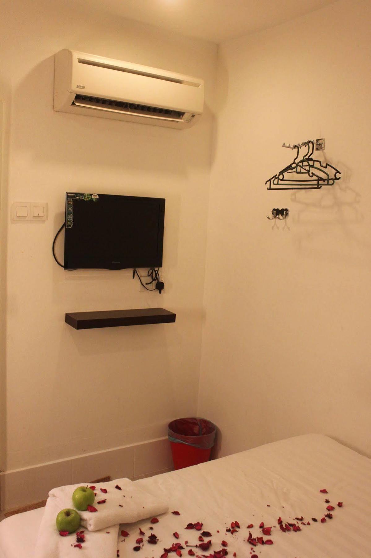 Apple 1 Hotel Budget Gelugor Esterno foto